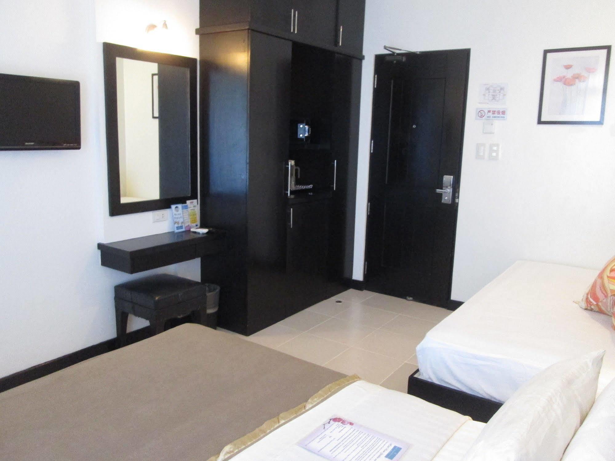 One Crescent Place Hotel Balabag  Dış mekan fotoğraf