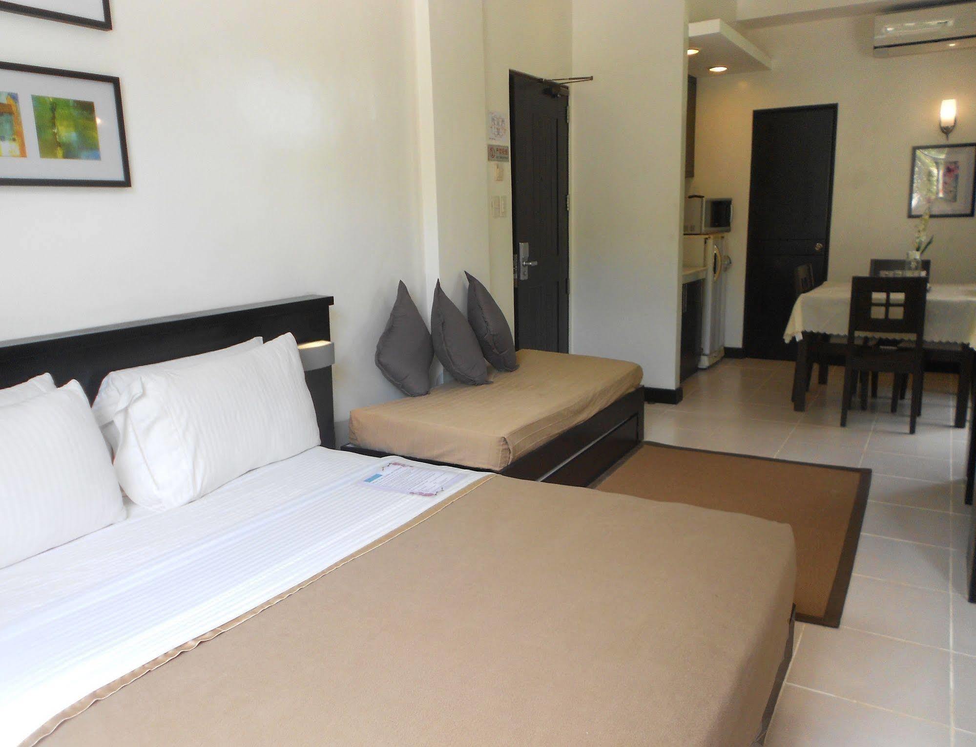 One Crescent Place Hotel Balabag  Dış mekan fotoğraf