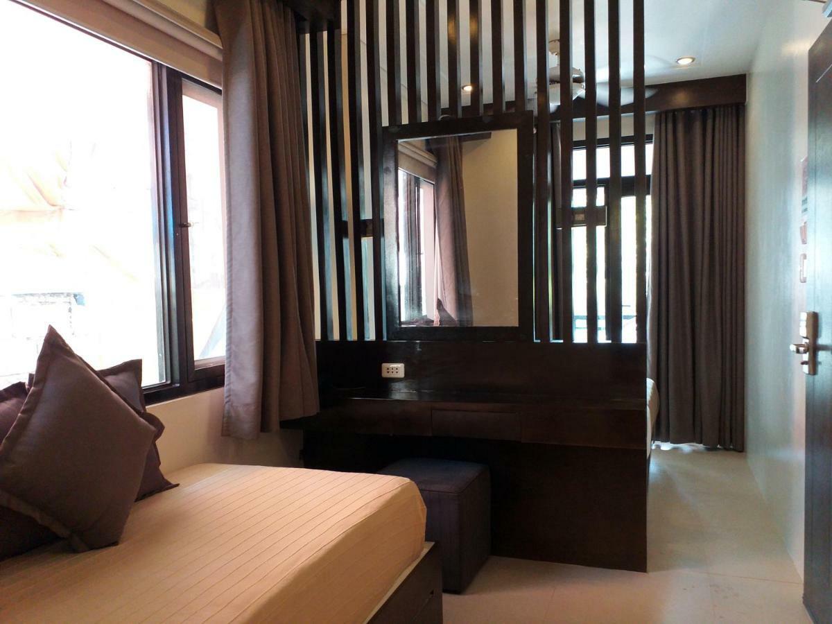 One Crescent Place Hotel Balabag  Dış mekan fotoğraf