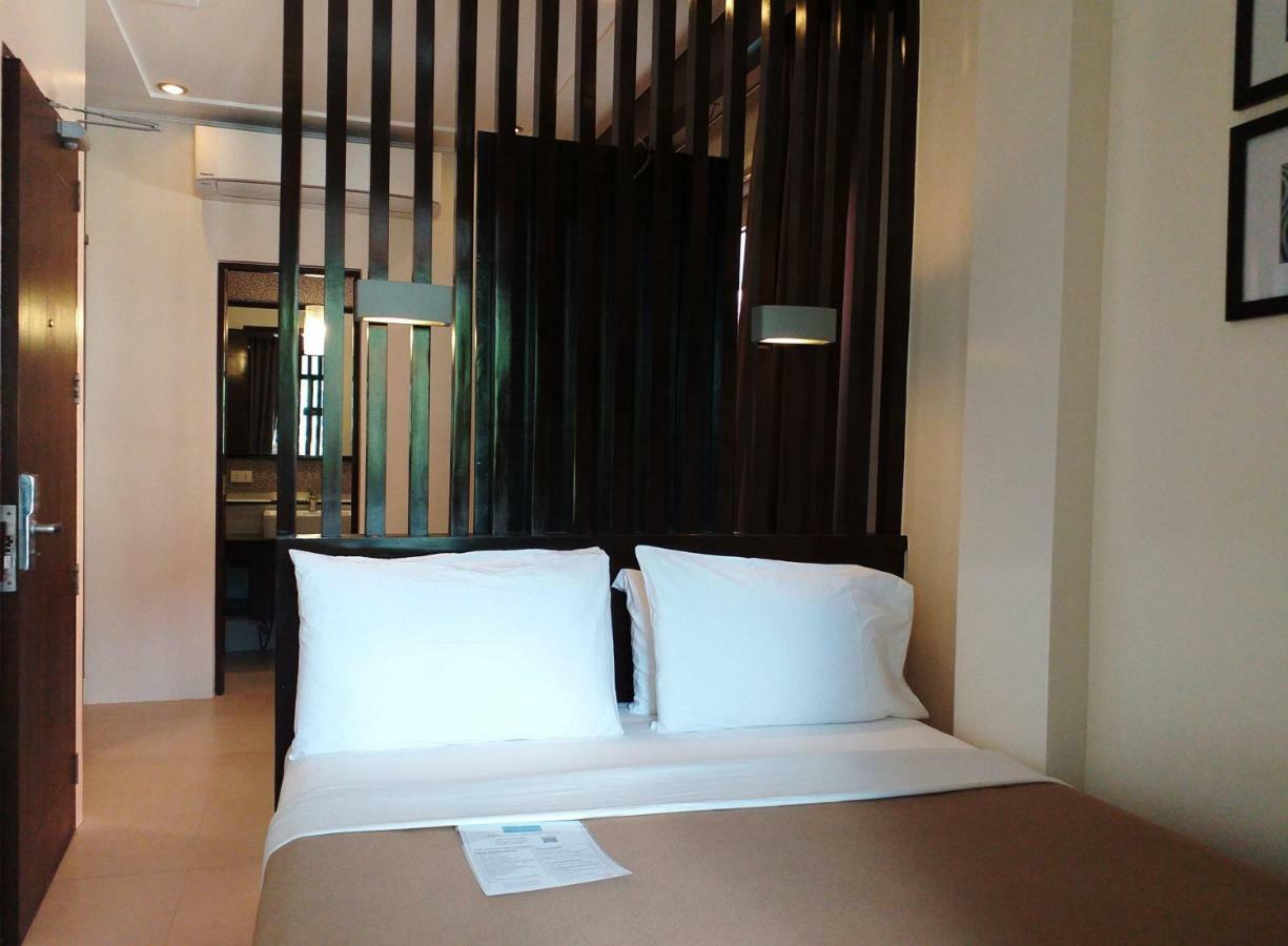 One Crescent Place Hotel Balabag  Dış mekan fotoğraf